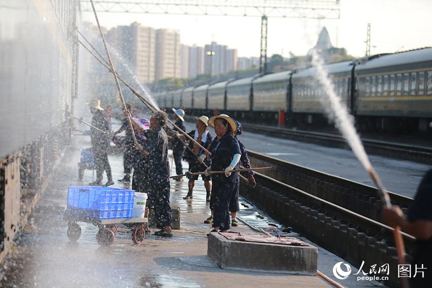 重慶發布高溫紅色預警 鐵路職工戰酷暑保暑運【9】