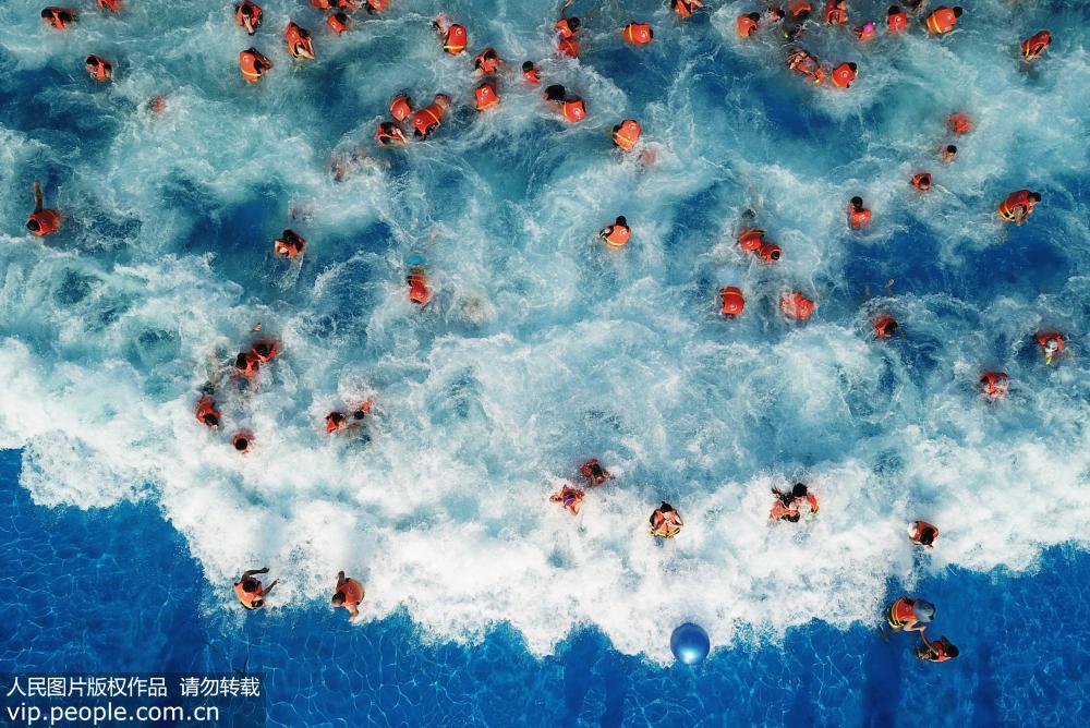 2018年7月21日，江蘇連雲港市海州區一家水上游樂園，市民在進行水上游戲。
