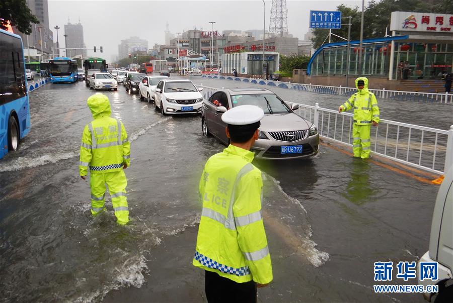 7月24日，交警在河北廊坊一積水路段指揮交通。新華社發 盧鋒 攝