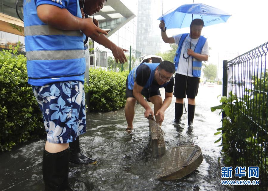 7月24日，市政工人在河北廊坊街頭排查下水管網。新華社發 盧鋒 攝