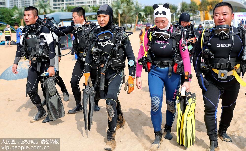 7月27日，參加活動的志願者准備潛水。
