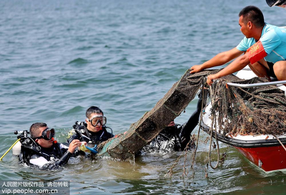 7月27日，參加活動的志願者清理海洋垃圾。