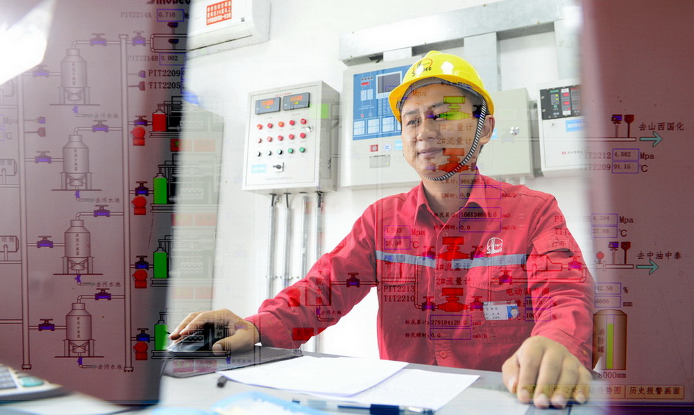 高溫天氣下，延川南煤層氣田職工加強網上巡檢力度，確保安全生產。