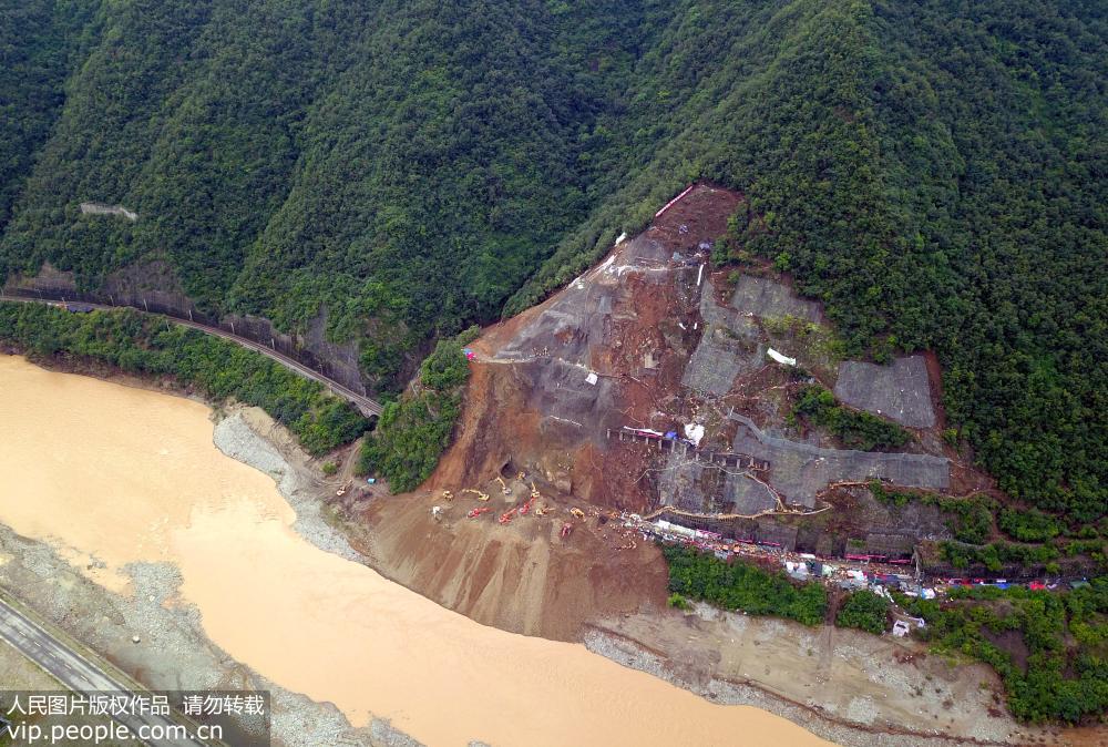 這是7月28日拍攝的寶成鐵路山體崩塌搶險現場。（無人機拍攝）