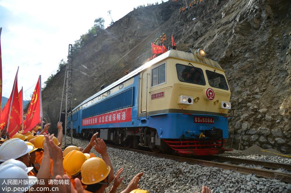 7月28日，首趟21010次貨物列車駛過寶成鐵路王家沱至樂素間山體崩塌搶險現場。
