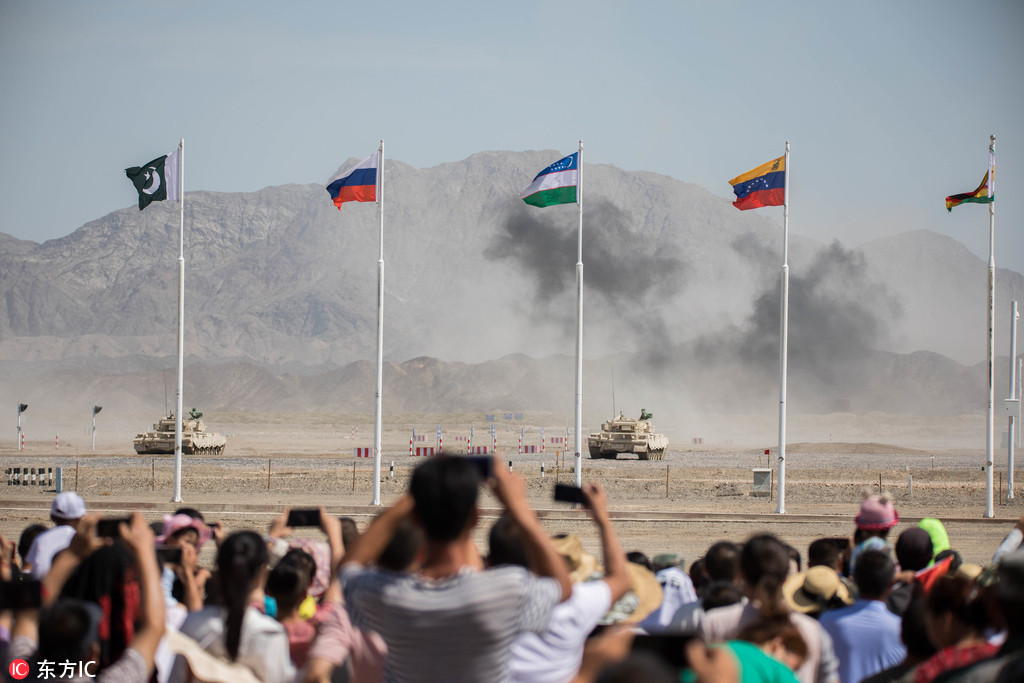 新疆庫爾勒：國際軍事比賽開幕 各地軍迷現場觀賽熱情高