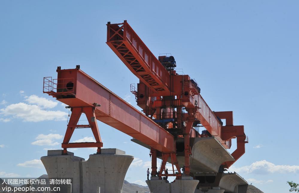 7月31日，京張高鐵河北省張家口市宣化區段吊梁作業現場。