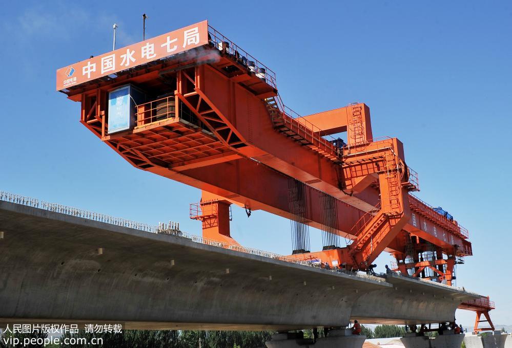 7月31日，京張高鐵河北省張家口市宣化區段吊梁作業現場。