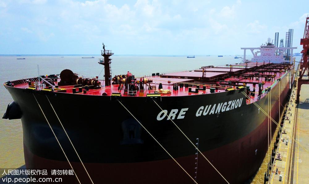8月1日，全球目前吨位最大的“国之重器”40万吨级“广州号”矿砂船，从江苏省太仓港码头首航（无人机航拍）。