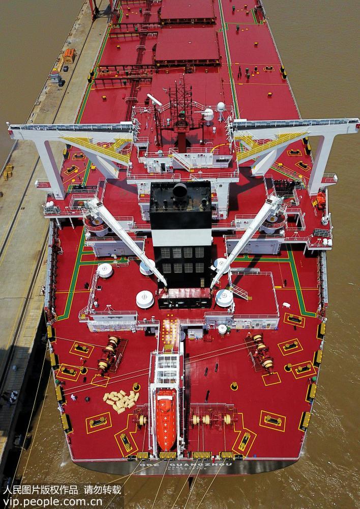 8月1日，全球目前噸位最大的“國之重器”40萬噸級“廣州號”礦砂船，從江蘇省太倉港碼頭首航（無人機航拍）。