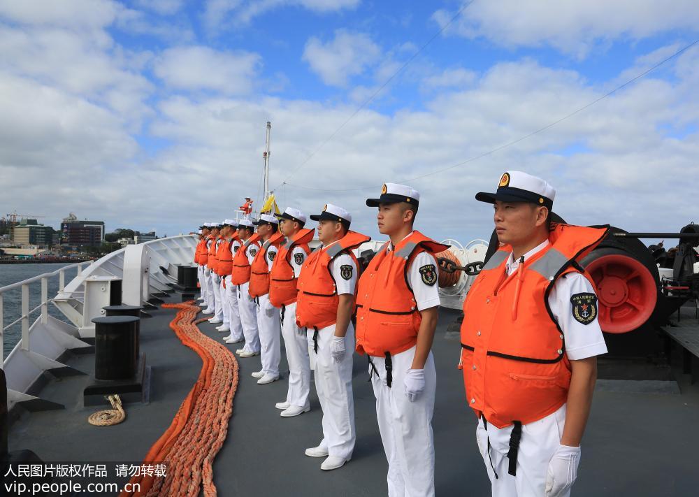 8月2日，中國海軍和平方舟醫院船緩緩駛抵斐濟蘇瓦港時，海軍官兵在甲板列隊站坡。