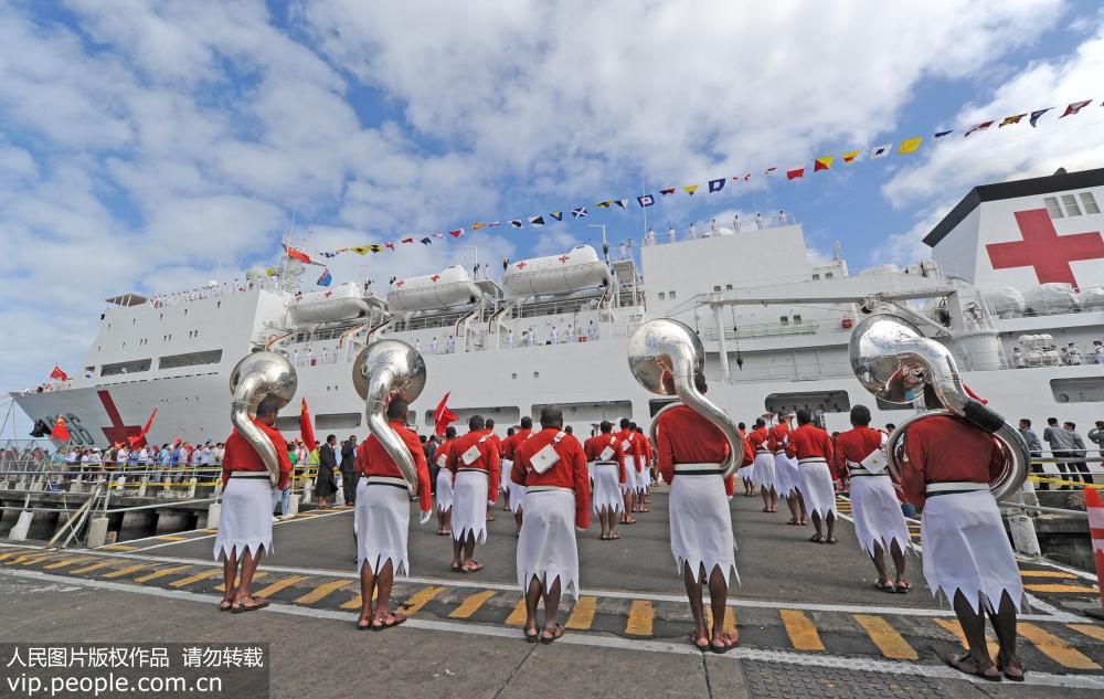 8月2日，在斐濟蘇瓦港碼頭，斐軍軍樂隊奏響迎賓曲歡迎中國海軍和平方舟醫院船到訪。