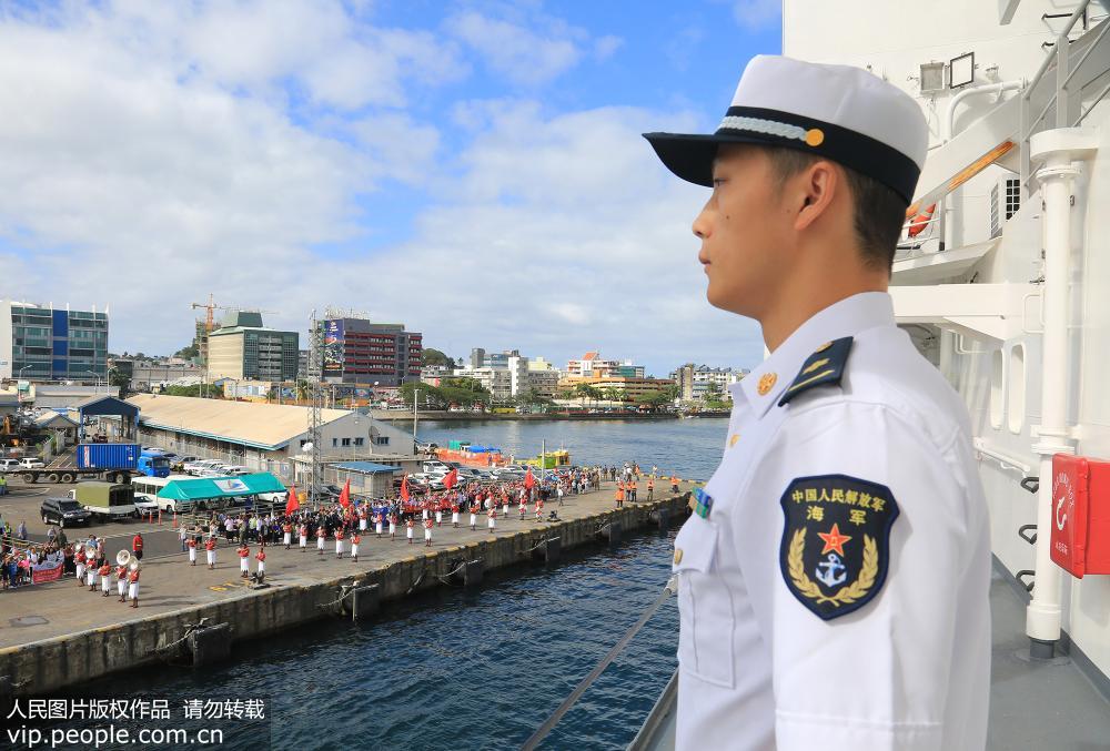 8月2日，中國海軍和平方舟醫院船緩緩駛抵斐濟蘇瓦港時，醫護人員在甲板列隊站坡。