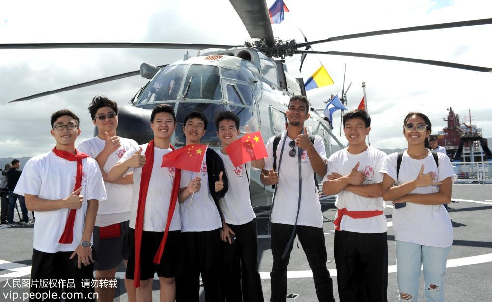 8月2日，中國海軍和平方舟醫院船再次到訪斐濟，當地學生登船參觀時在救護直升機前點贊和平方舟。