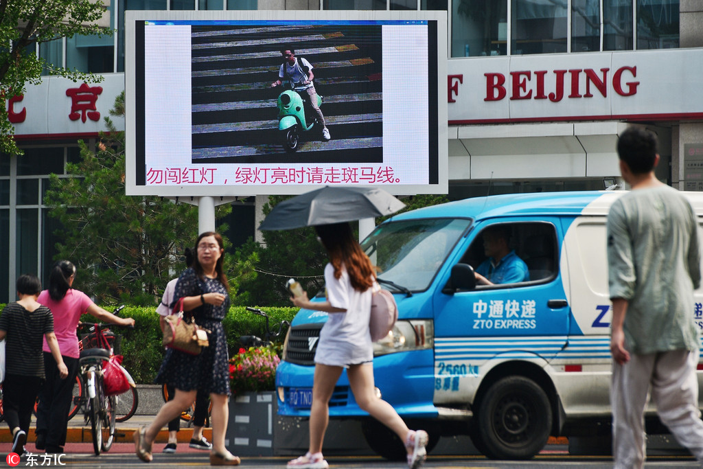 北京中關村附近現闖紅燈曝光屏 不文明舉動被“現場直播”