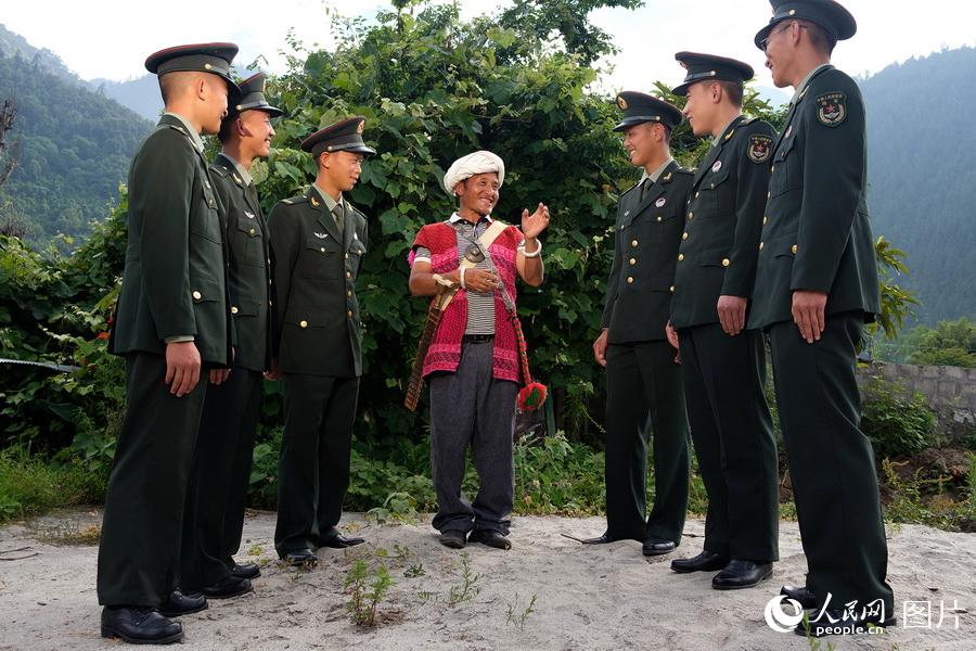 西藏军区某边防团组织党员走进驻地聆听老前辈讲述强军故事(2) 第2页
