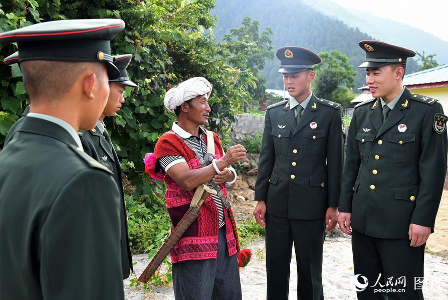 西藏军区某边防团组织党员走进驻地聆听老前辈讲述强军故事(3) 第3页