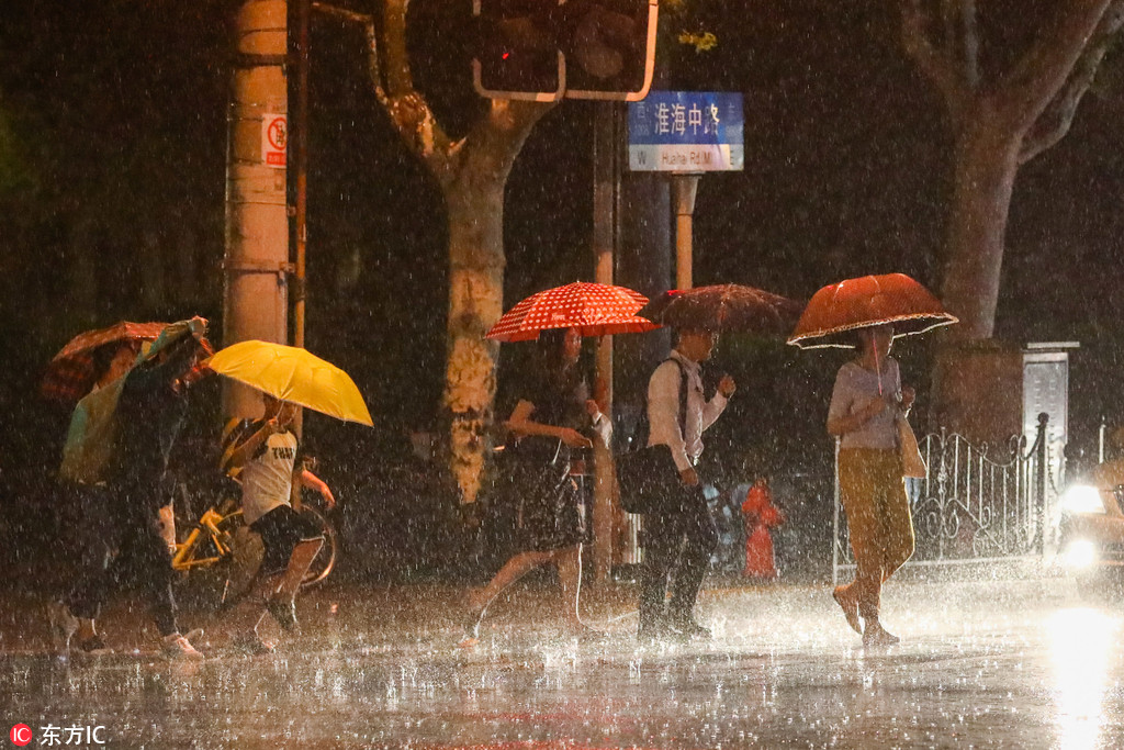 台風“雲雀”登陸前夜 上海市區暴雨如注！