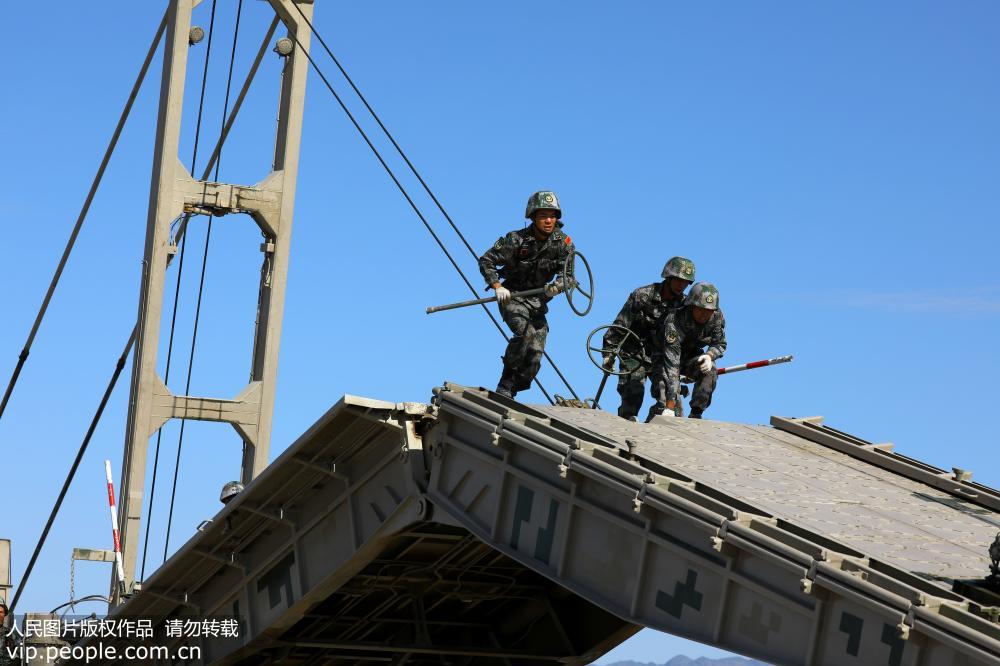 8月3日，中國參賽隊員架橋動作敏捷。
