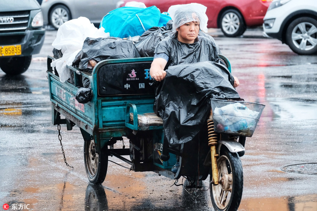 北京早高峰降暴雨 市民冒雨出行