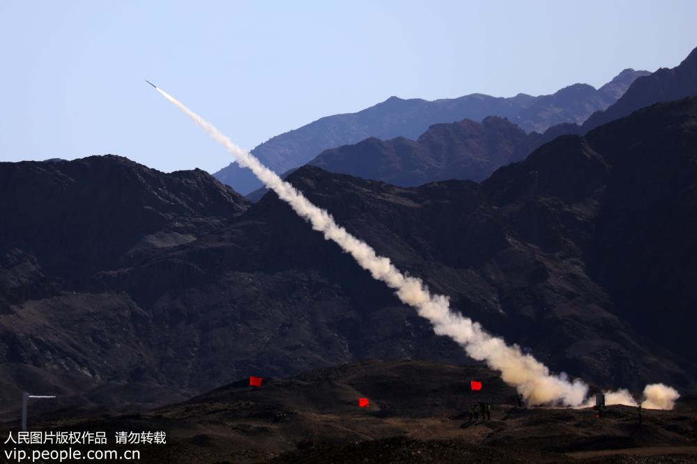 2018年8月6日，導彈對空中目標進行射擊。