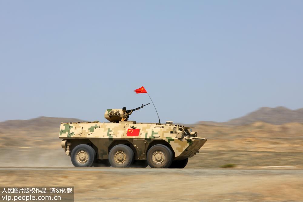 2018年8月6日，中國戰車高速疾馳在賽場上。
