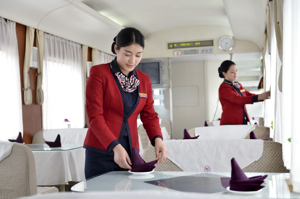 2014年干淨明亮的新餐車車底。