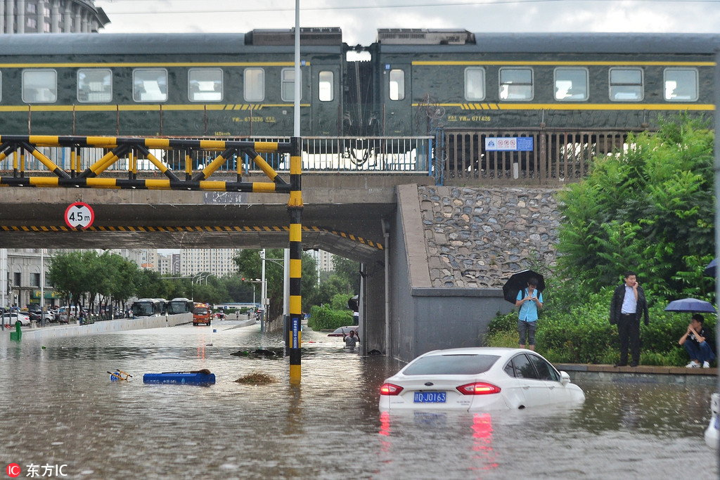 北京暴雨致鐵路橋下積水成河 車輛淹沒司機被困等救援【2】