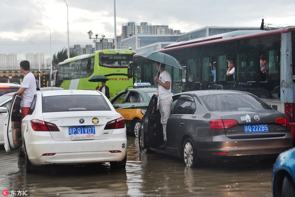 北京暴雨致鐵路橋下積水成河 車輛淹沒司機被困等救援【4】