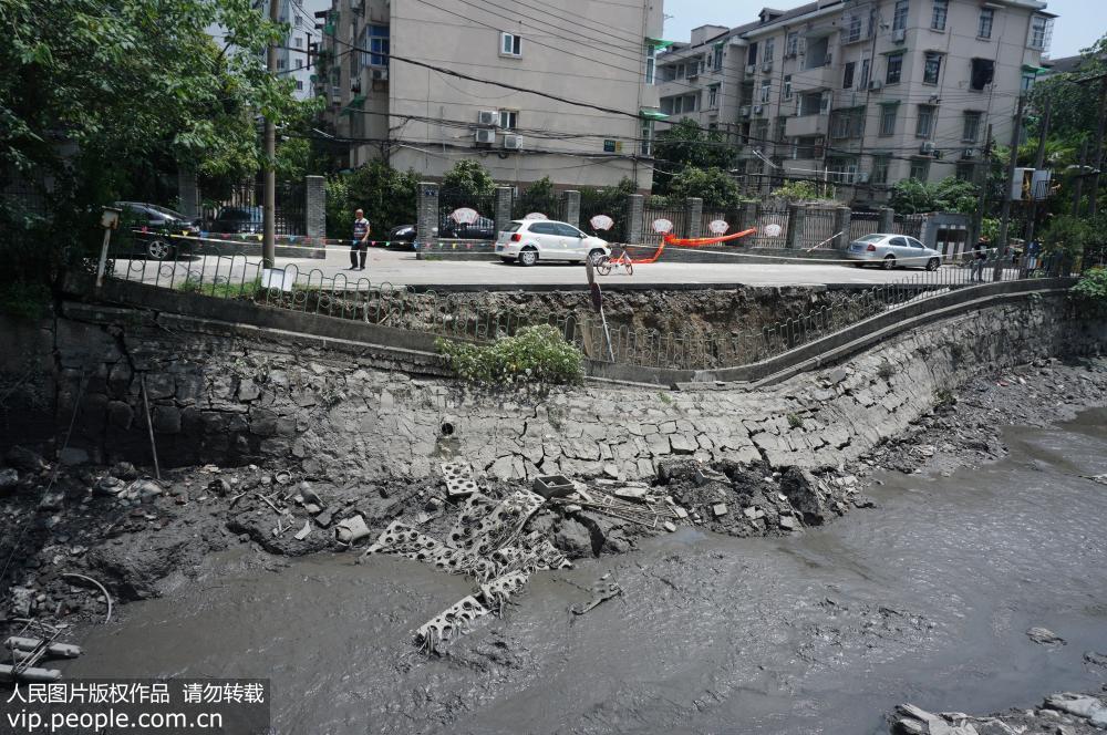 杭州主城區出現河堤塌方險情 兩輛汽車跌落河岸
