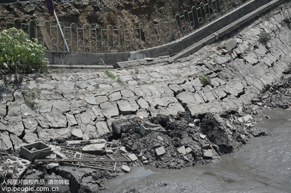 杭州主城區出現河堤塌方險情 兩輛汽車跌落河岸【8】