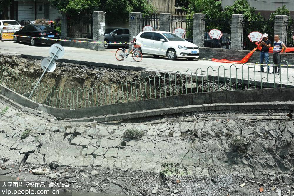 杭州主城區出現河堤塌方險情 兩輛汽車跌落河岸【3】