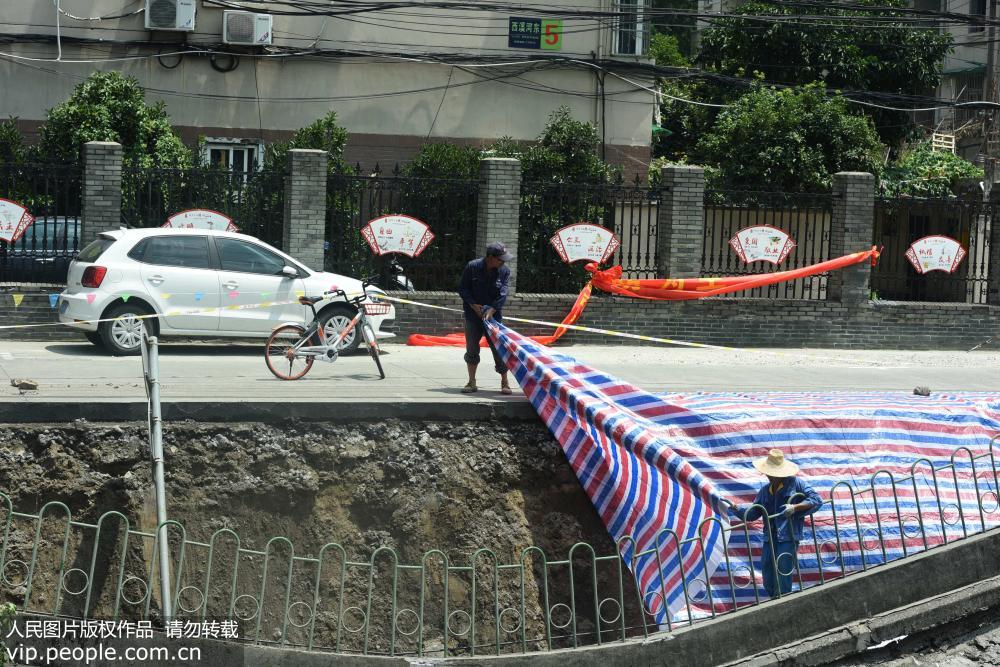 杭州主城區出現河堤塌方險情 兩輛汽車跌落河岸【4】