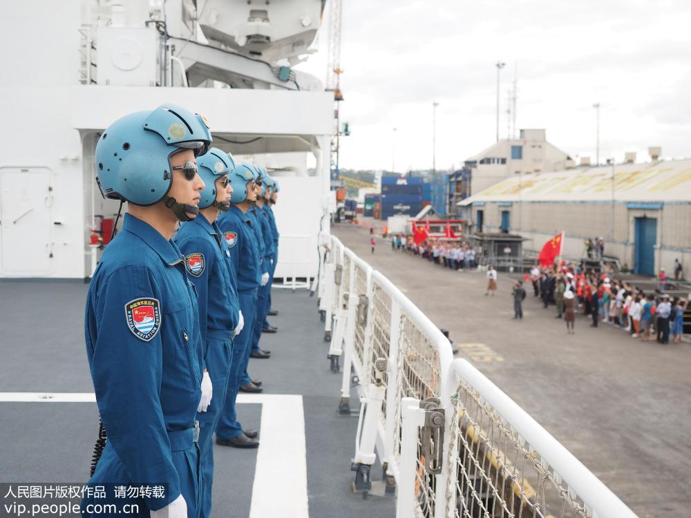 當地時間8月9日，中國海軍和平方舟醫院船即將駛離斐濟蘇瓦港時，救護直升機飛行員在甲板列隊站坡。