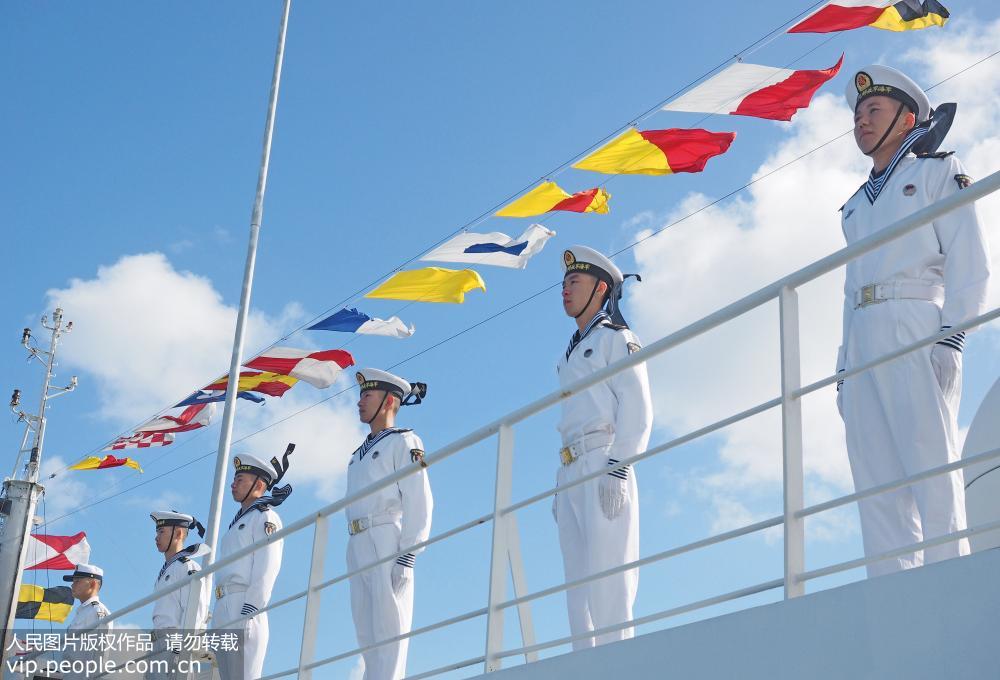 8月13日，中國海軍和平方舟醫院船駛抵湯加努庫阿洛法港時，海軍官兵在甲板列隊站坡。