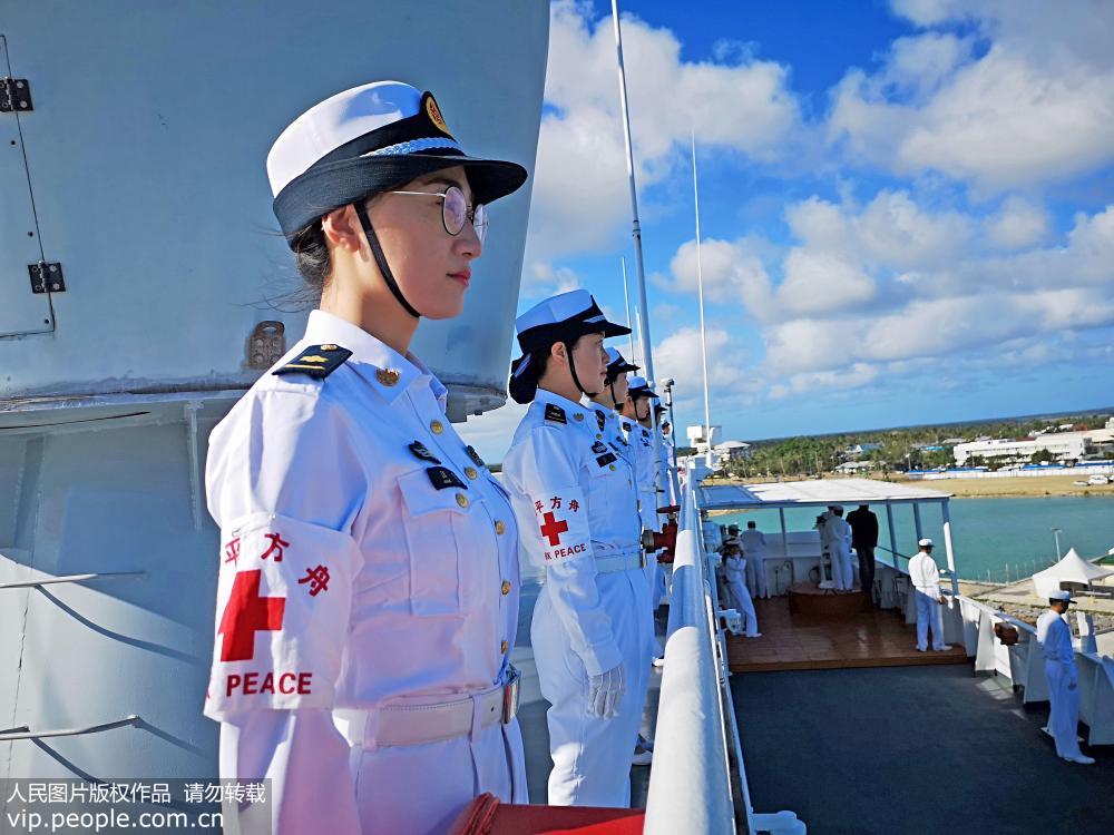 8月13日，中國海軍和平方舟醫院船駛抵湯加努庫阿洛法港時，醫護人員在甲板列隊站坡。
