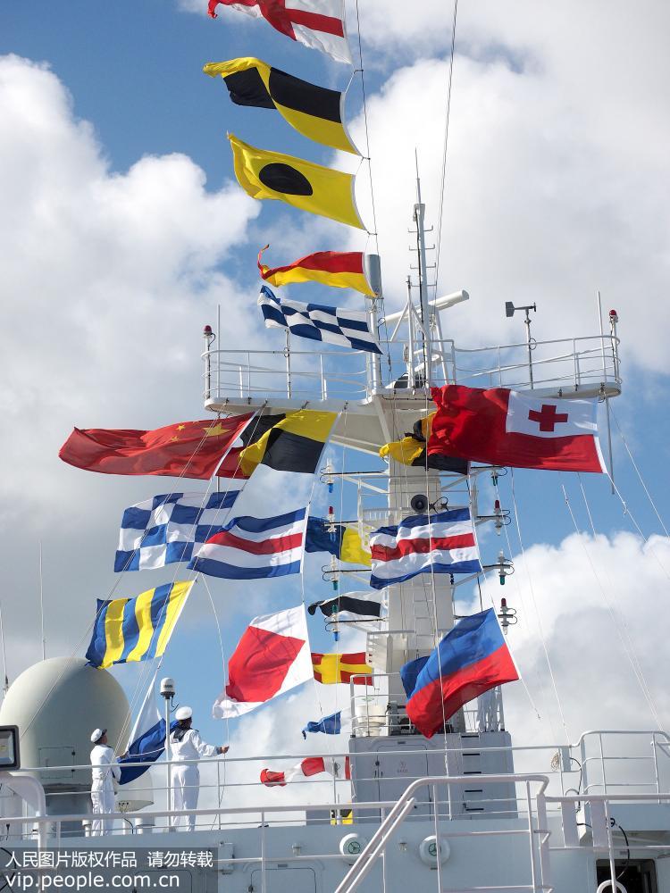8月13日，中國海軍和平方舟醫院船駛抵湯加努庫阿洛法港時，信號兵升起旗組。