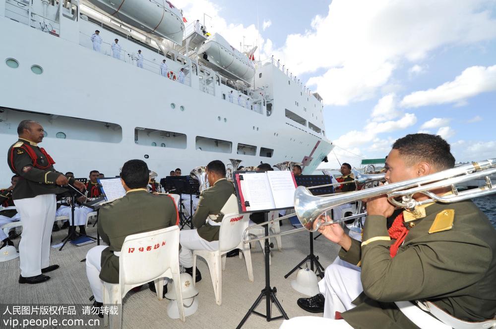 8月13日，在湯加努庫阿洛法港碼頭，湯加皇家軍樂隊奏響迎賓曲歡迎中國海軍和平方舟醫院船到訪。