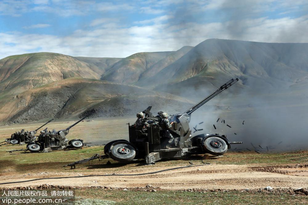 8月10日，該旅防空分隊進行某型牽引高炮實彈射擊訓練。