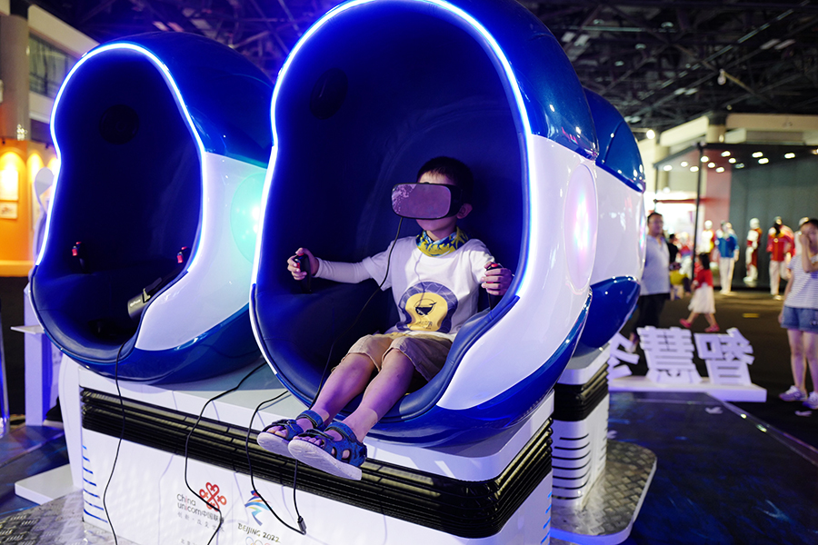 圖為8月9日，在奧林匹克博覽會上，一名小朋友在體驗奧運會VR電影。