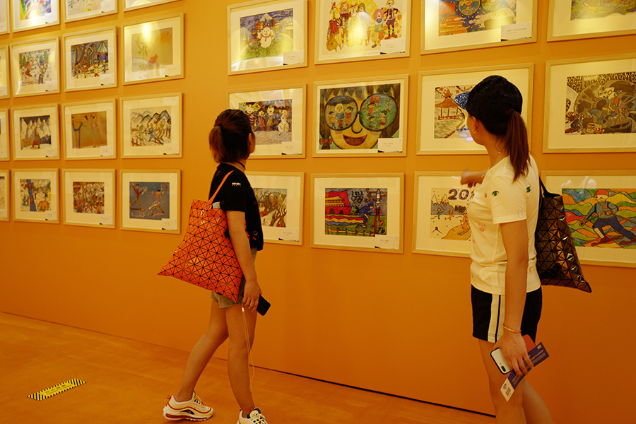 圖為8月9日，在奧林匹克博覽會上，觀眾在參觀“童畫奧運”優秀獲獎作品。