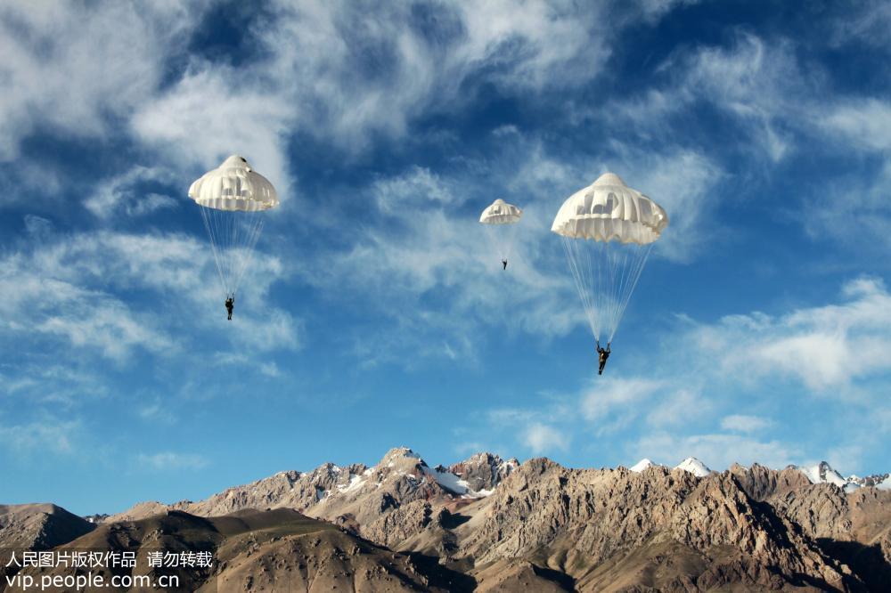 8月14日，特戰官兵從1200米高原進行傘降。