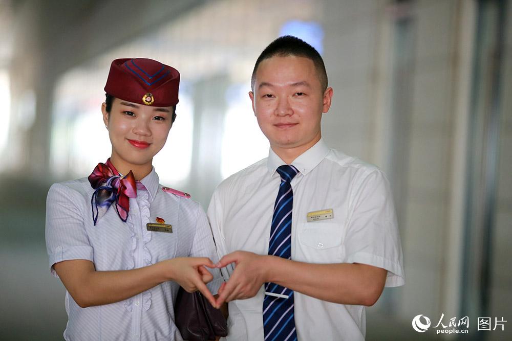 站台上，潘慶、黃敏夫妻結束了一天的工作，為所有工作在一線的鐵路人送上七夕的祝福。