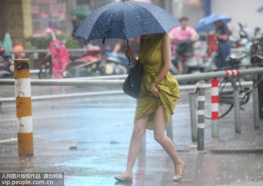 江蘇南通：台風帶來大風大雨 市民出行受影響