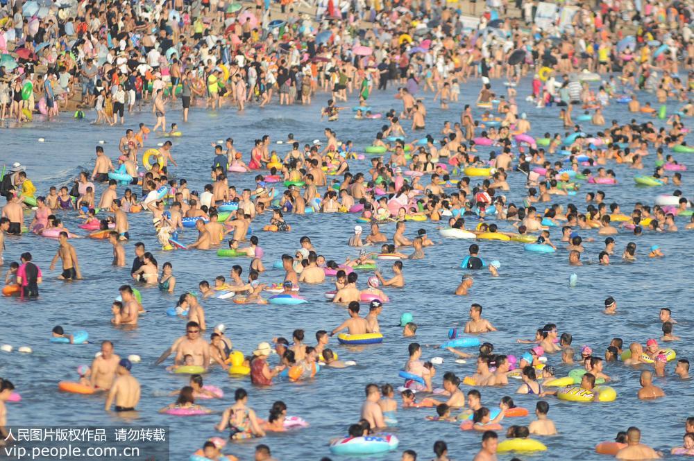 青島34℃高溫來襲 游客海灘密集扎堆避暑納涼【2】