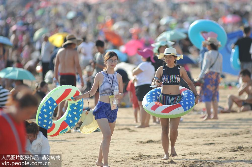 青島34℃高溫來襲 游客海灘密集扎堆避暑納涼【3】