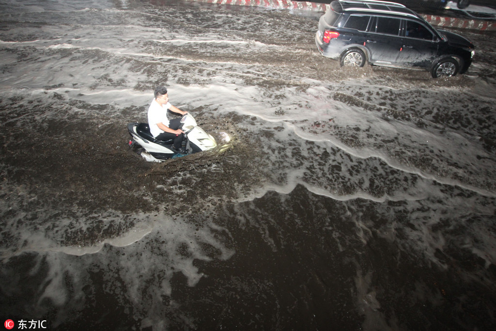 鄭州大雨路面被淹成“海” 司機開車如開船【3】