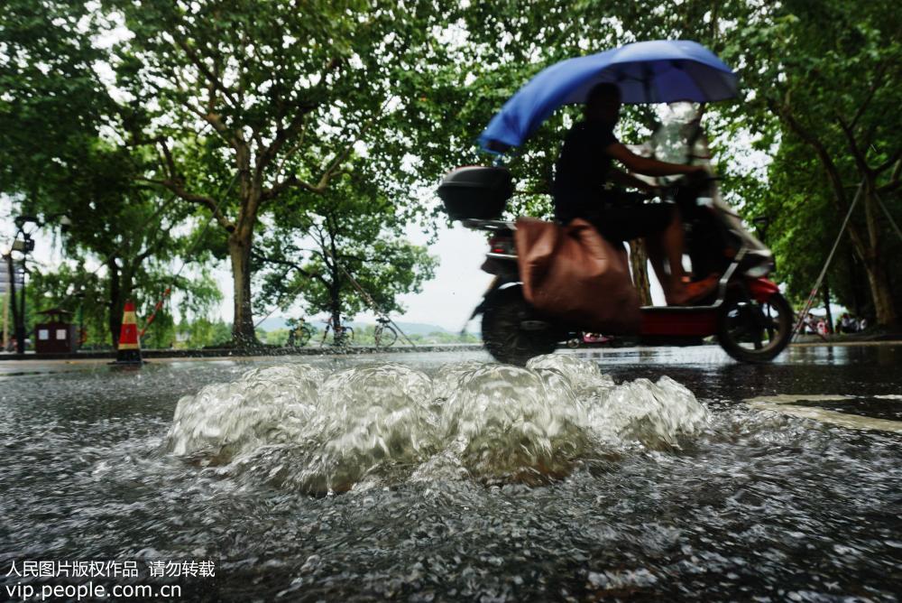 台風“溫比亞”來襲   杭州西湖馬路變噴泉