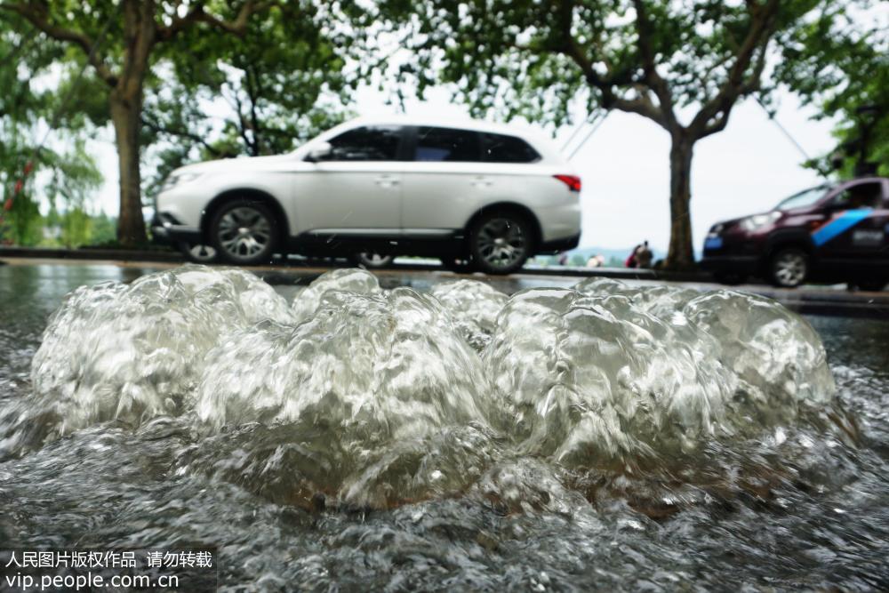 台風“溫比亞”來襲   杭州西湖馬路變噴泉【2】