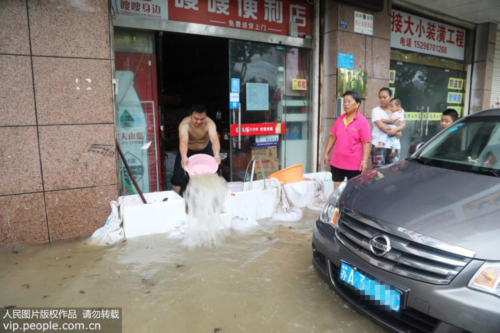 2018年8月19日，江蘇豐縣城區一片汪洋，商家緊急排水。